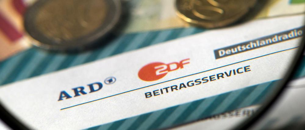 Bislang liegt der monatliche Rundfunkbeitrag bei 17,50 Euro. 2021 könnte er drastisch steigen.