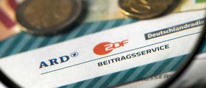 Bislang liegt der monatliche Rundfunkbeitrag bei 17,50 Euro. 2021 könnte er drastisch steigen.