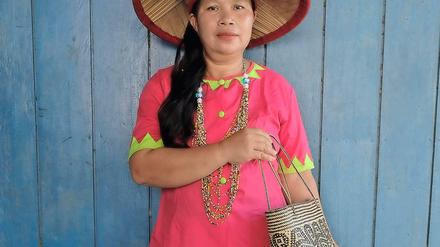 Weberin mit einer Tasche in traditionellem Design