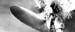 Das deutsche Luftschiff Hindenburg explodiert am 6. Mai 1937 in Lakehurst (USA) beim Lademanöver. Im hinteren Teil war ein Feuer ausgebrochen.