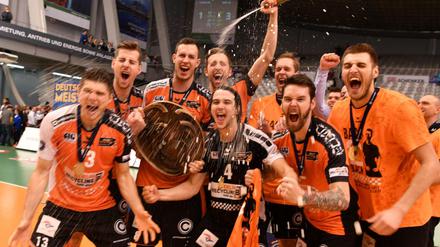 In Friedrichshafen feiern die Berliner am liebsten, deshalb schwangen sie sich noch zu einem großen Kraftakt auf.