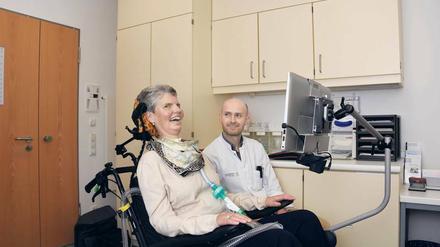 Im Blick. Martina Bannies kann noch Augen und den linken Zeigefinger bewegen. Behandelt wird sie von Andreas Hermann vom Klinikum Dresden.