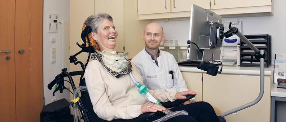 Im Blick. Martina Bannies kann noch Augen und den linken Zeigefinger bewegen. Behandelt wird sie von Andreas Hermann vom Klinikum Dresden.