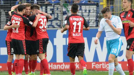 Florian Niederlechner (in der Mitte der Jubeltraube links) erzielte beide Treffer für Freiburg.