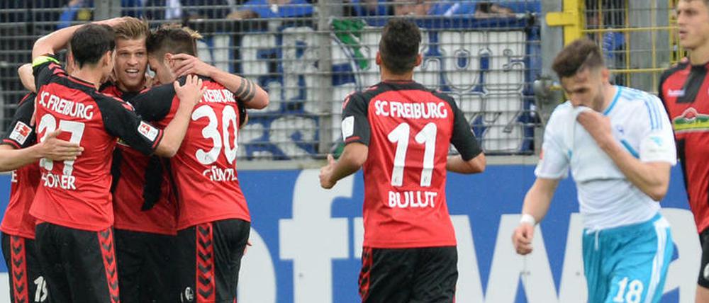 Florian Niederlechner (in der Mitte der Jubeltraube links) erzielte beide Treffer für Freiburg.