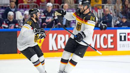 Der eine spielte, der andere spielt in den USA. Felix Schütz (links) und Dennis Seidenberg nach dem Tor zum 2:1 gegen die USA. 