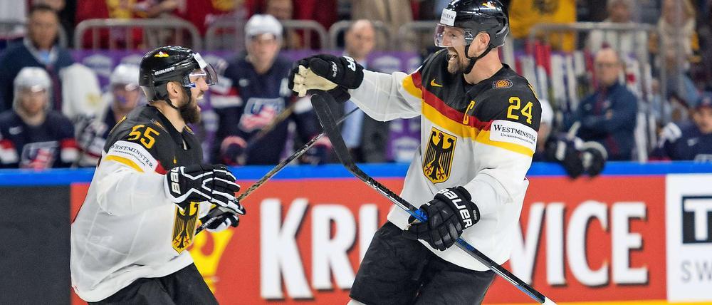 Der eine spielte, der andere spielt in den USA. Felix Schütz (links) und Dennis Seidenberg nach dem Tor zum 2:1 gegen die USA. 