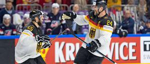 Der eine spielte, der andere spielt in den USA. Felix Schütz (links) und Dennis Seidenberg nach dem Tor zum 2:1 gegen die USA. 