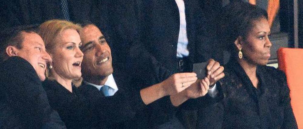 Führt tatsächlich eine Linie zum Selfie mit David Cameron (links), Helle Thorning-Schmidt und Barack Obama bei der Trauerfeier für Nelson Mandela 2013? Fotos: intern press/Roberto Schmidt/AFP/saatchi gallery