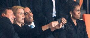 Führt tatsächlich eine Linie zum Selfie mit David Cameron (links), Helle Thorning-Schmidt und Barack Obama bei der Trauerfeier für Nelson Mandela 2013? Fotos: intern press/Roberto Schmidt/AFP/saatchi gallery