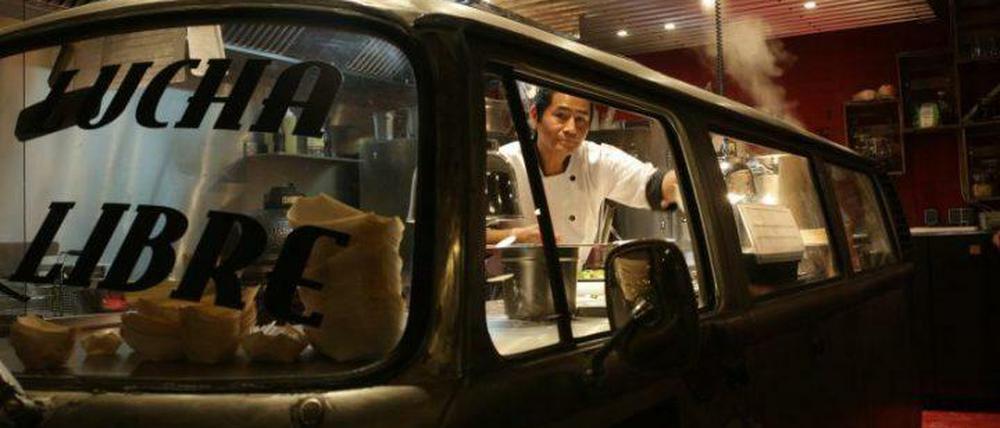 Küchenchef Eduardo Blanco Huanca in seinem Foodtruck. 