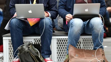 Konferenzteilnehmer sitzen auf der Internetkonferenz re:publica an ihren Laptops.