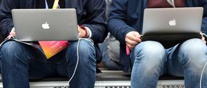 Konferenzteilnehmer sitzen auf der Internetkonferenz re:publica an ihren Laptops.