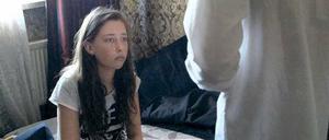 Multitasking. Olu in der Rolle des Familienoberhaupts und der großen Schwester. 