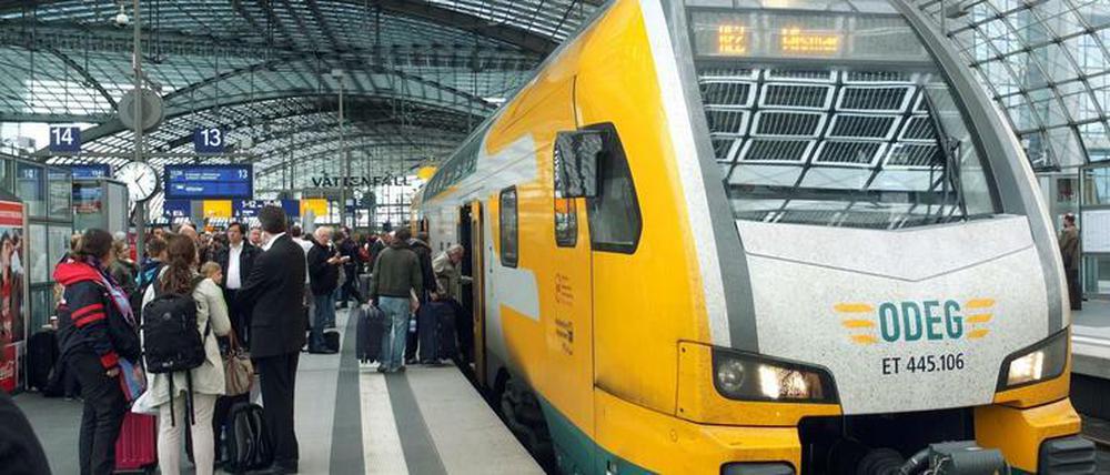 Ein Zug der LInie RE2 der Firma ODEG am Berliner Hauptbahnhof.