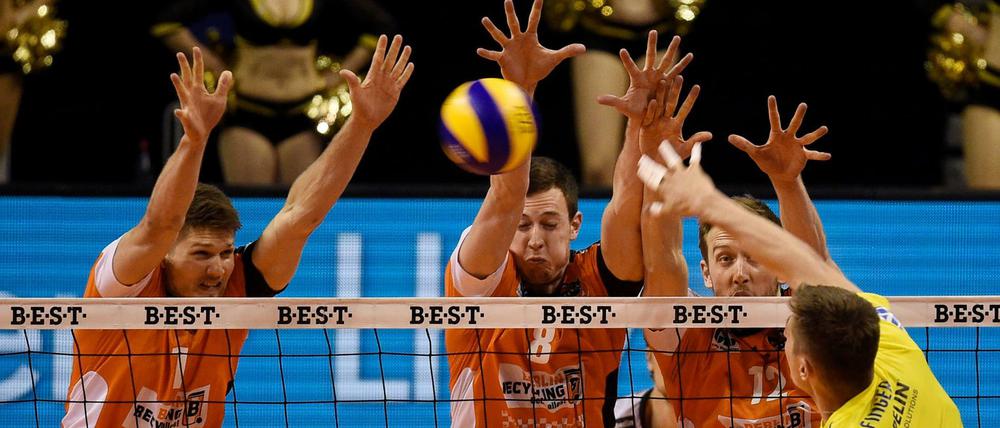 Alle Hände voll zu tun. Die Berliner Spieler (hinten) sind am Sonntag wieder gegen Friedrichshafen gefordert.