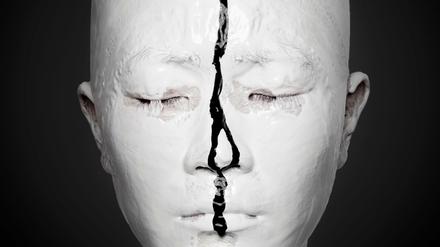 Weiße Masken. Im Laufe der zwölfstündigen Theaterinszenierung bemalen sich Darsteller.