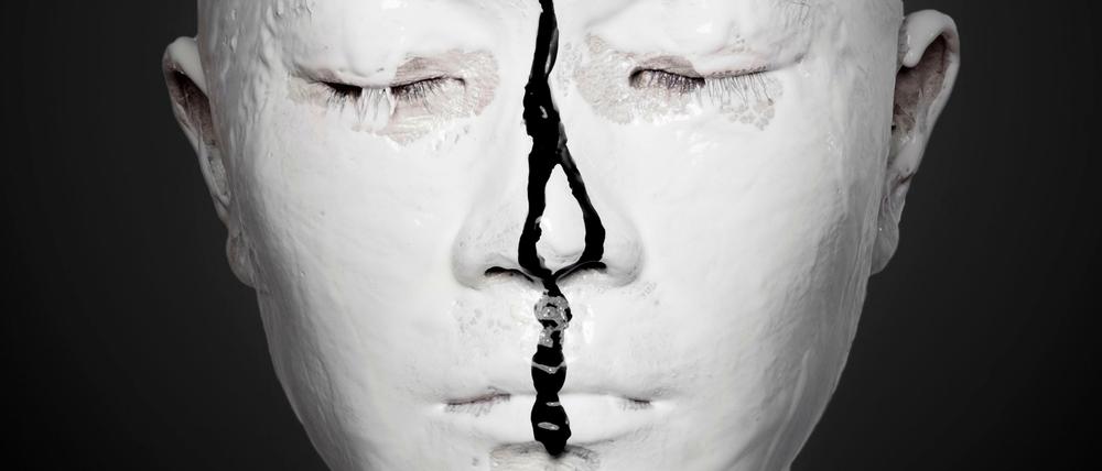 Weiße Masken. Im Laufe der zwölfstündigen Theaterinszenierung bemalen sich Darsteller.