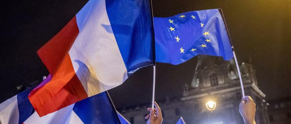 Marseillaise und Europa-Hymne, Trikolore und Sternenbanner: Frankreich hat sich nicht gegen die EU entschieden. Aber auch keinen Weg gewiesen, wie Europa aus seinen Krisen herauskommt.