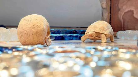 Jan Fabre zeigt in Venedig Objekte aus Knochen und aus Glas. 