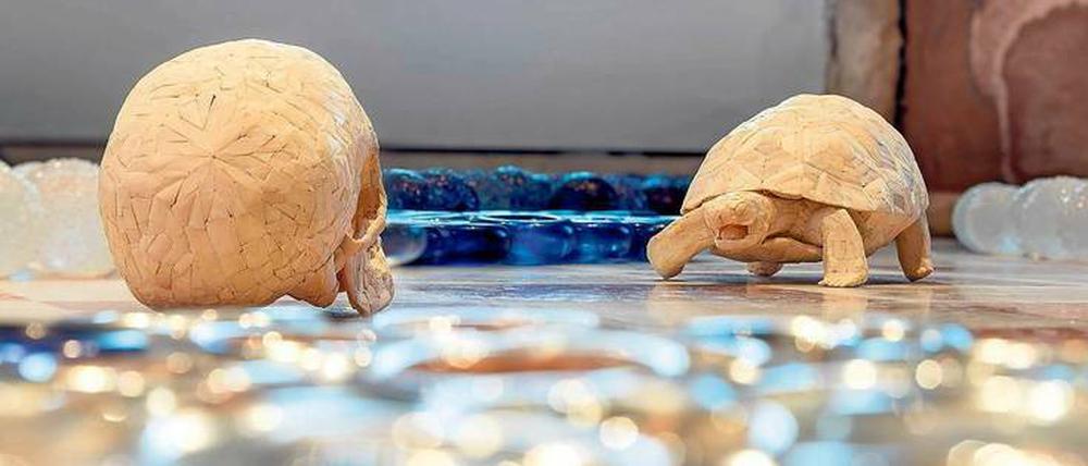 Jan Fabre zeigt in Venedig Objekte aus Knochen und aus Glas. 