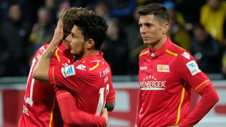 Berlins Maximilian Thiel (l-r), Philipp Hosiner und Damir Kreilach stehen nach dem Spiel gegen Braunschweig auf dem Rasen.