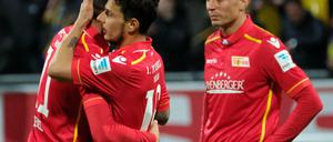 Berlins Maximilian Thiel (l-r), Philipp Hosiner und Damir Kreilach stehen nach dem Spiel gegen Braunschweig auf dem Rasen.