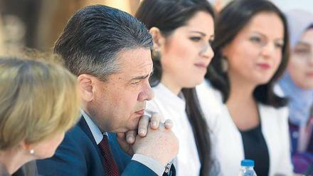 Hilfe für Syrien. Außenminister Sigmar Gabriel mit syrischen Studenten in Amman