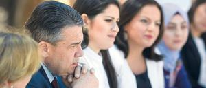 Hilfe für Syrien. Außenminister Sigmar Gabriel mit syrischen Studenten in Amman