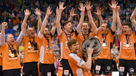 Froh mit Schale. Berlins Kapitän Robert Kromm (vorne) feiert mit seinen Teamkollegen.