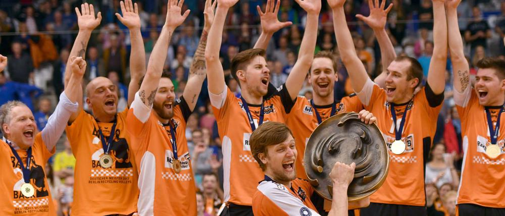 Froh mit Schale. Berlins Kapitän Robert Kromm (vorne) feiert mit seinen Teamkollegen.