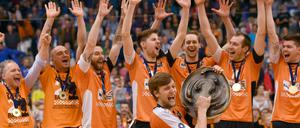 Froh mit Schale. Berlins Kapitän Robert Kromm (vorne) feiert mit seinen Teamkollegen.
