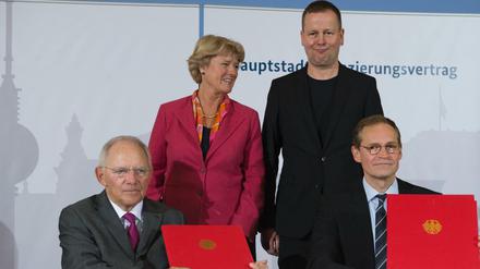 Die vier vom Hauptstadtvertrag: Bundesfinanzminister Wolfgang Schäuble (v.l.), Kulturstaatsministerin Monika Grütters, Berlins Kultursenator Klaus Lederer und der Regierende Bürgermeister von Berlin, Michael Müller.