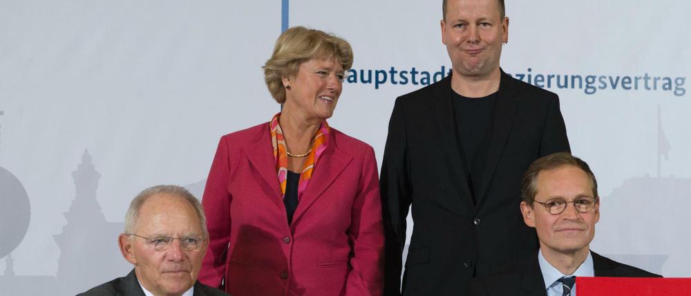 Die vier vom Hauptstadtvertrag: Bundesfinanzminister Wolfgang Schäuble (v.l.), Kulturstaatsministerin Monika Grütters, Berlins Kultursenator Klaus Lederer und der Regierende Bürgermeister von Berlin, Michael Müller.