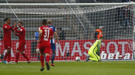 Zum Vergessen. Rune Jarstein (r.) patzt vor dem 0:2, Torschütze Timo Werner (2. v. l.) darf sich freuen.