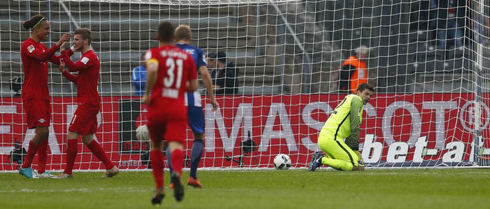 Zum Vergessen. Rune Jarstein (r.) patzt vor dem 0:2, Torschütze Timo Werner (2. v. l.) darf sich freuen.