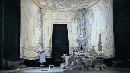 Liebestraum. Senta (Ingela Brinberg) will den Fluch des Holländers (Samuel Youn) lösen.