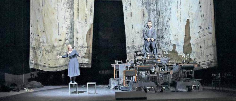 Liebestraum. Senta (Ingela Brinberg) will den Fluch des Holländers (Samuel Youn) lösen. 