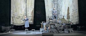 Liebestraum. Senta (Ingela Brinberg) will den Fluch des Holländers (Samuel Youn) lösen.