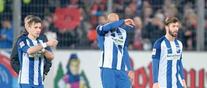 Das tut weh. Marvin Plattenhardt (rechts) und John Anthony Brooks (Mitte) litten wie andere Spieler zuletzt unter muskulären Problemen. 