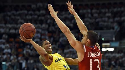 Abgeprallt. Der Berliner Gerald Robinson (l.) kommt nicht an Nick Johnson vorbei.
