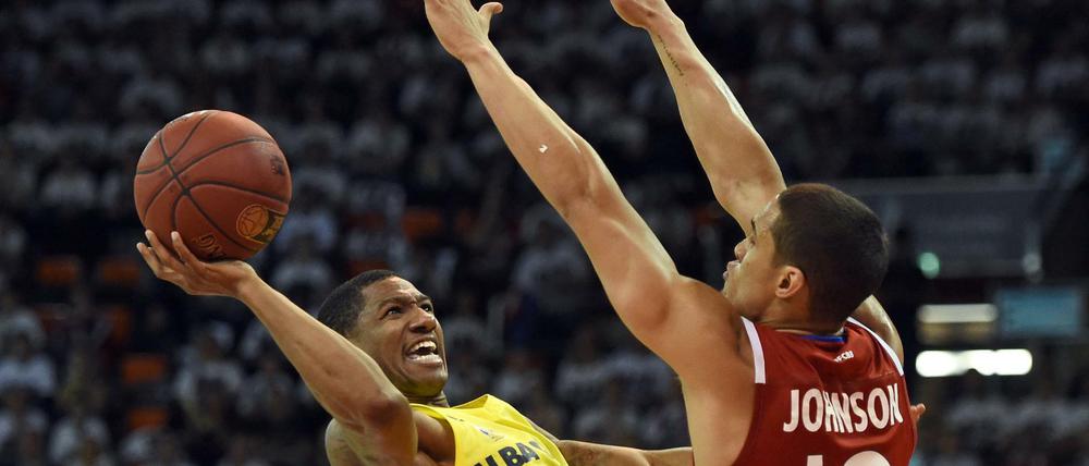 Abgeprallt. Der Berliner Gerald Robinson (l.) kommt nicht an Nick Johnson vorbei.