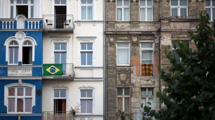 Ein sanierter und ein unsanierter Altbau in der Rigaer Straße in Berlin-Friedrichshain.