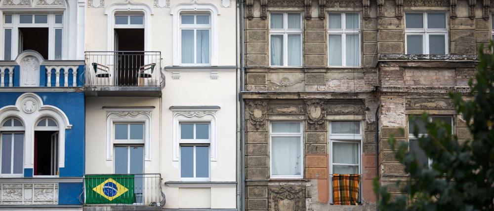 Ein sanierter und ein unsanierter Altbau in der Rigaer Straße in Berlin-Friedrichshain.
