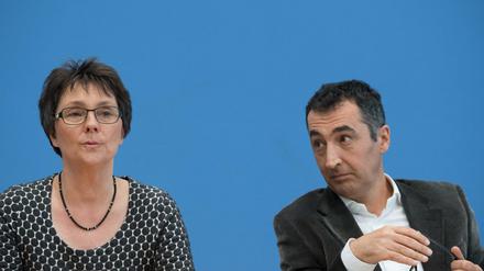Die Spitzenkandidatin von Bündnis 90/Die Grünen und Finanzministerin in Schleswig-Holstein, Monika Heinold, und der Grünen-Bundesvorsitzende Cem Özdemir
