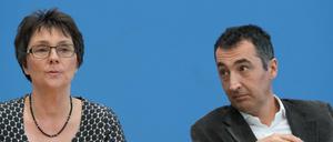 Die Spitzenkandidatin von Bündnis 90/Die Grünen und Finanzministerin in Schleswig-Holstein, Monika Heinold, und der Grünen-Bundesvorsitzende Cem Özdemir