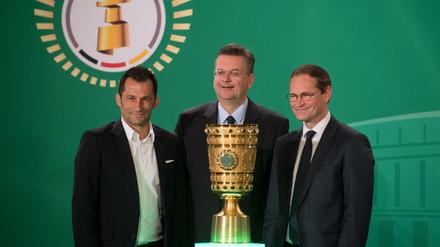 Bayerns Bundesliga-Spieler Hasan Salihamidzic, DFB-Präsident Reinhard Grindel und Berlins Regierender Bürgermeister Michael Müller (SPD).