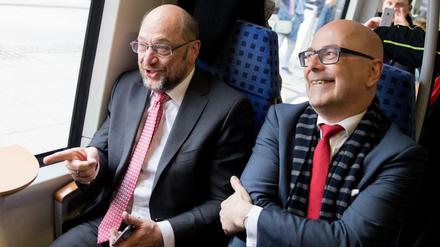 Der SPD-Kanzlerkandidat Martin Schulz (l.) und Schleswig-Holsteins Ministerpräsident Torsten Albig (SPD) nehmen den Zug zu einer Wahlkampfveranstaltung in Lübeck. 