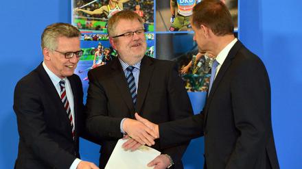 Bernd Strauß (Mitte) mit Bundesinnenminister Thomas de Maiziere (l.) und DOSB-Präsident Alfons Hörmann.