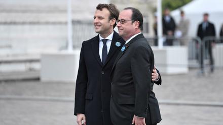 Der künftige französische Präsident Emmanuel Macron (l.) und der scheidende Amtsinhaber Francois Hollande nehmen am Montag an der traditionellen Gedenkzeremonie zum Sieg über Nazi-Deutschland im Zweiten Weltkrieg teil.